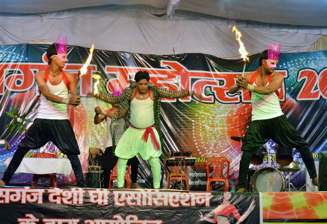 rangaarang kaaryakram mein kalaakaaron ne baandha samaan