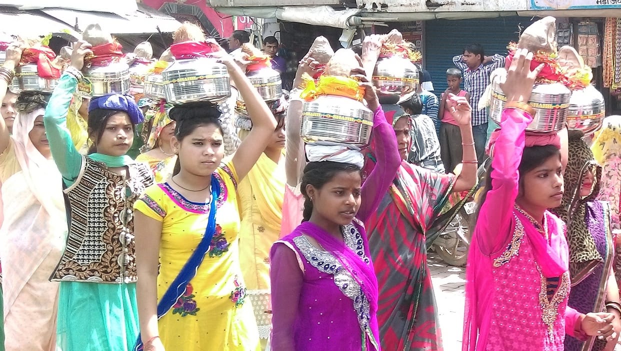 hanumaan jayantee par mahilaon ne nikaalee kalash yaatra
