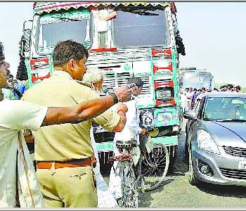 Bahraich-Lucknow highway was closed for five hours
