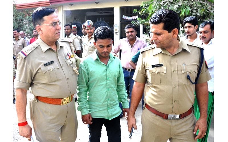 man shoots himself after killing his beloved in agra