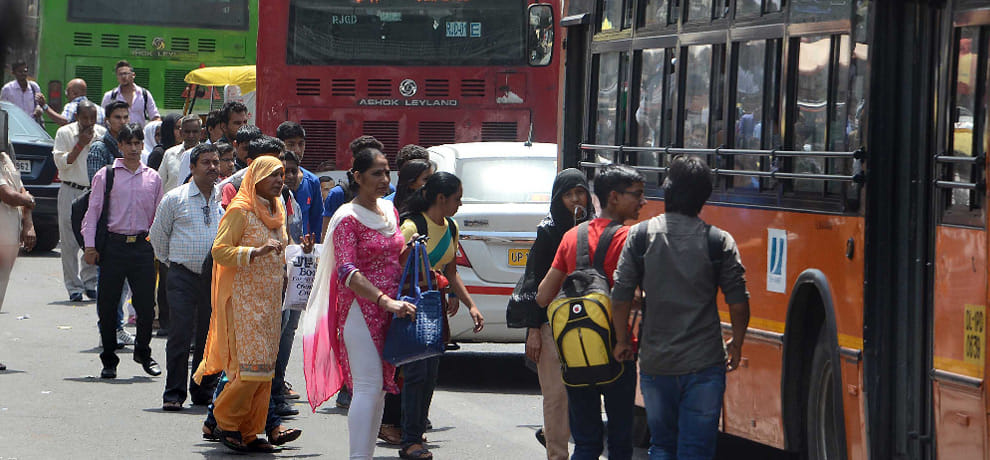 roads empty because of odd even,  trouble of those who travel in metro and buses