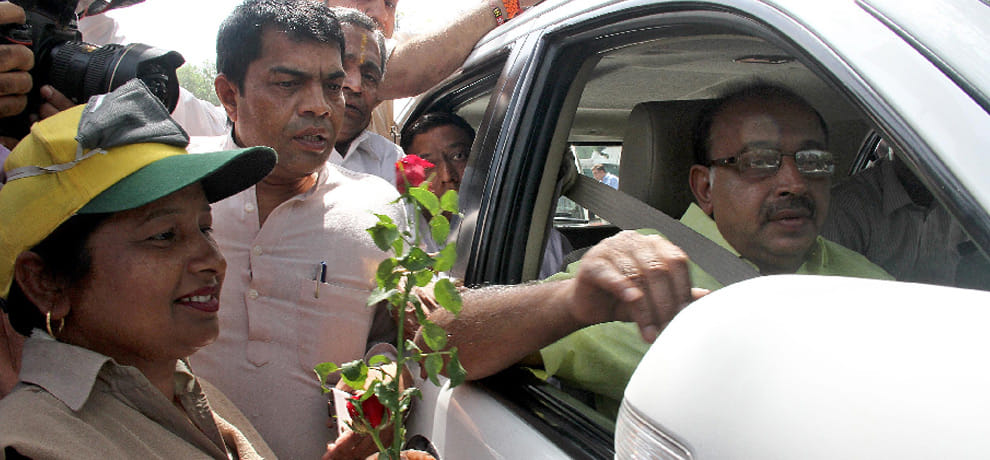 Embarrassing situation for BJP leader vijay goyal on odd even protest