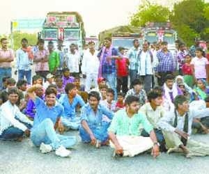 Villagers put the bodies on the road jammed highways, performance