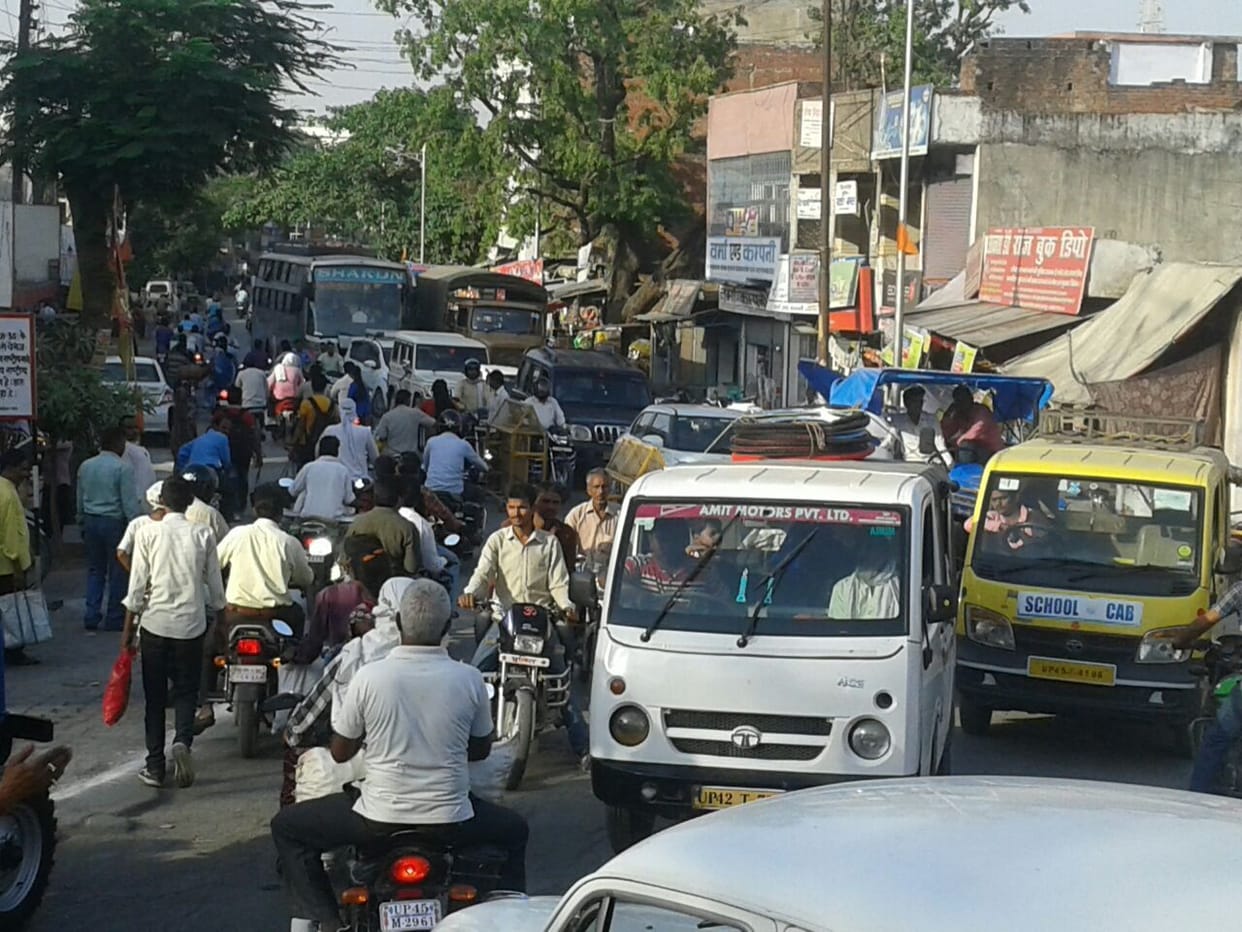 traffic jams throughout the day in Akbarpur 