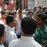 आरटीओ में हंगामे के बाद लोगों को समझाते आरआई 