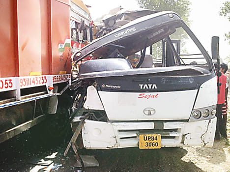 Dggamar bus and container clashed three killed