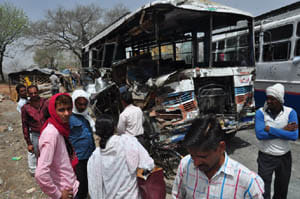 One killed in bus accident , thirty-two wounded