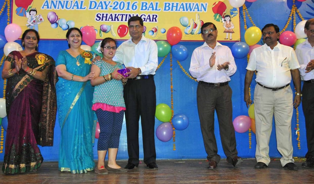 Children's performances heart Moha