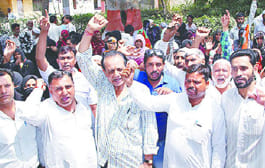 Congressmen protest in Collectorate