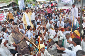 Rations , water poured into the farmers camped Collectorate