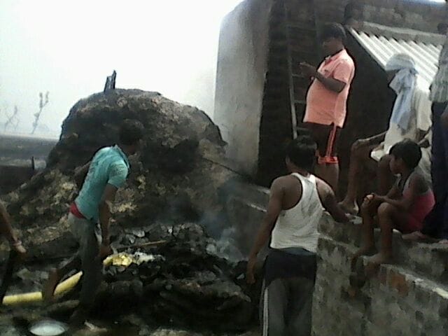 Gari thatch houses burnt by the fire, including 3