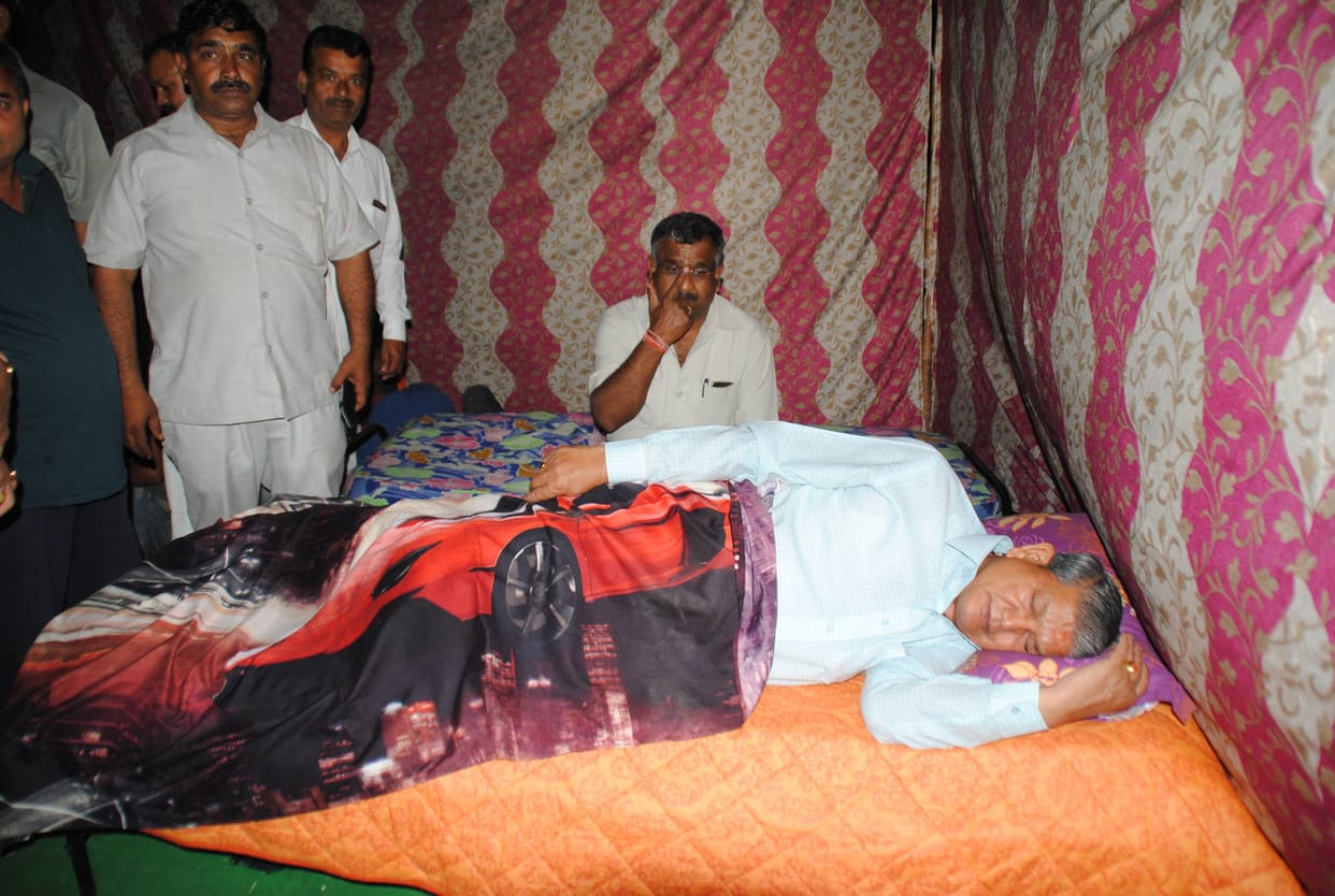 uttarakhand ex cm harish rawat slept on road