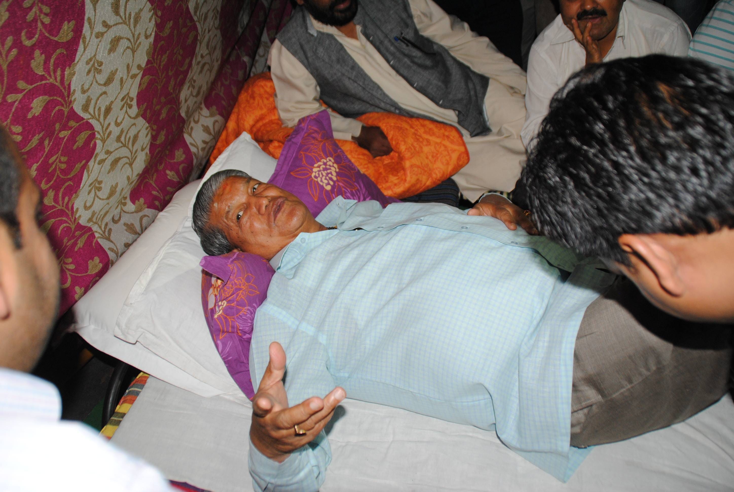 uttarakhand ex cm harish rawat slept on road