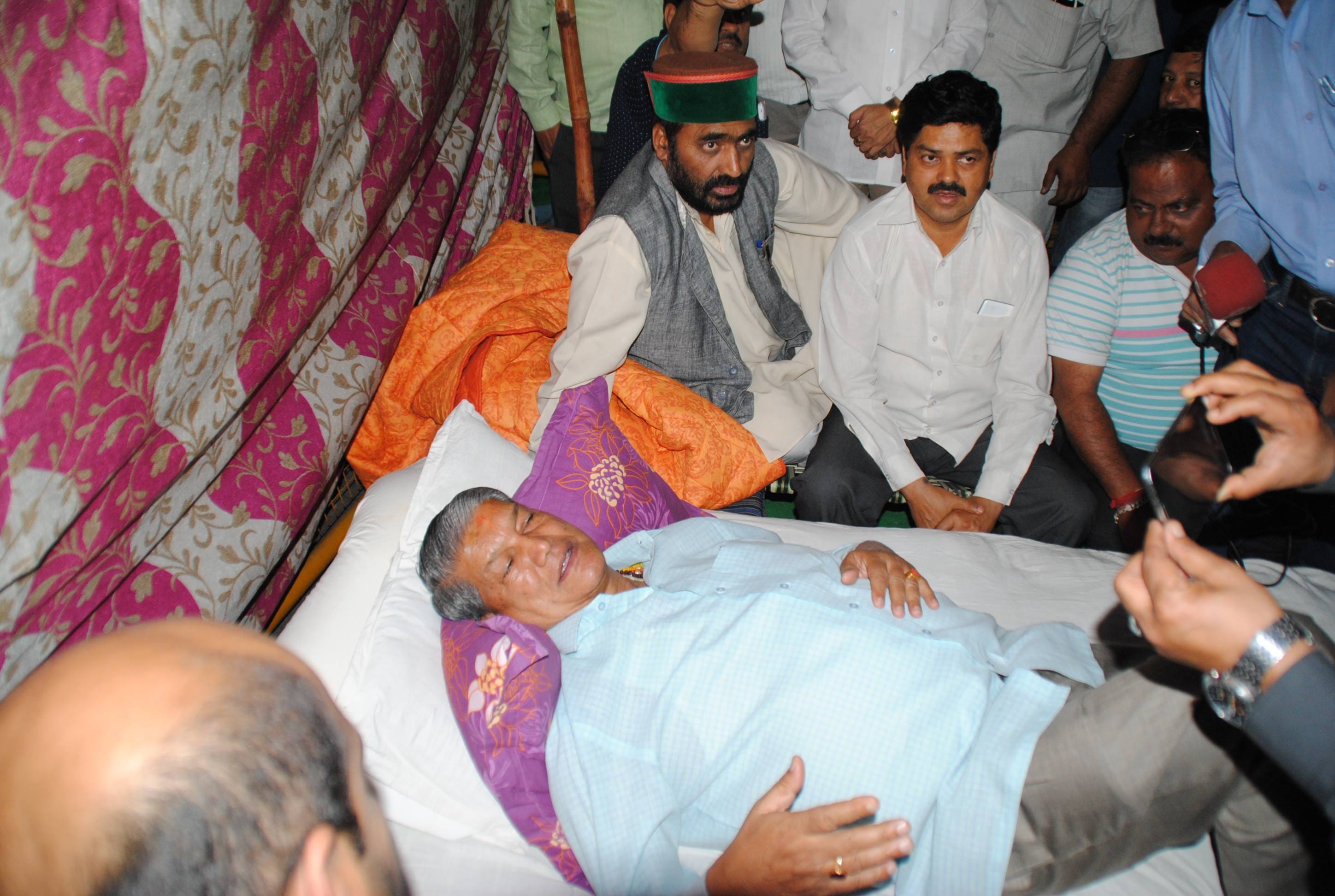 uttarakhand ex cm harish rawat slept on road