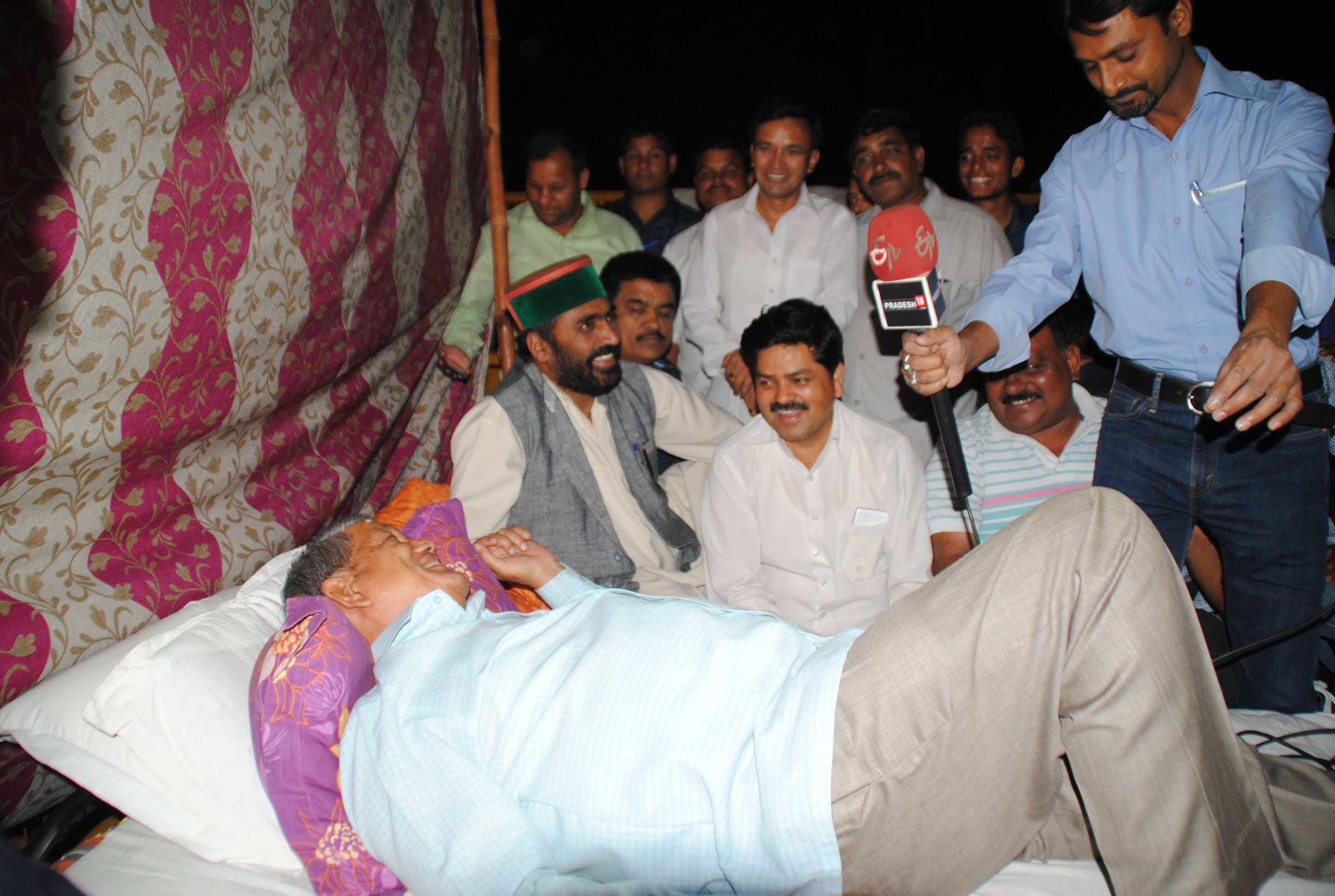 uttarakhand ex cm harish rawat slept on road