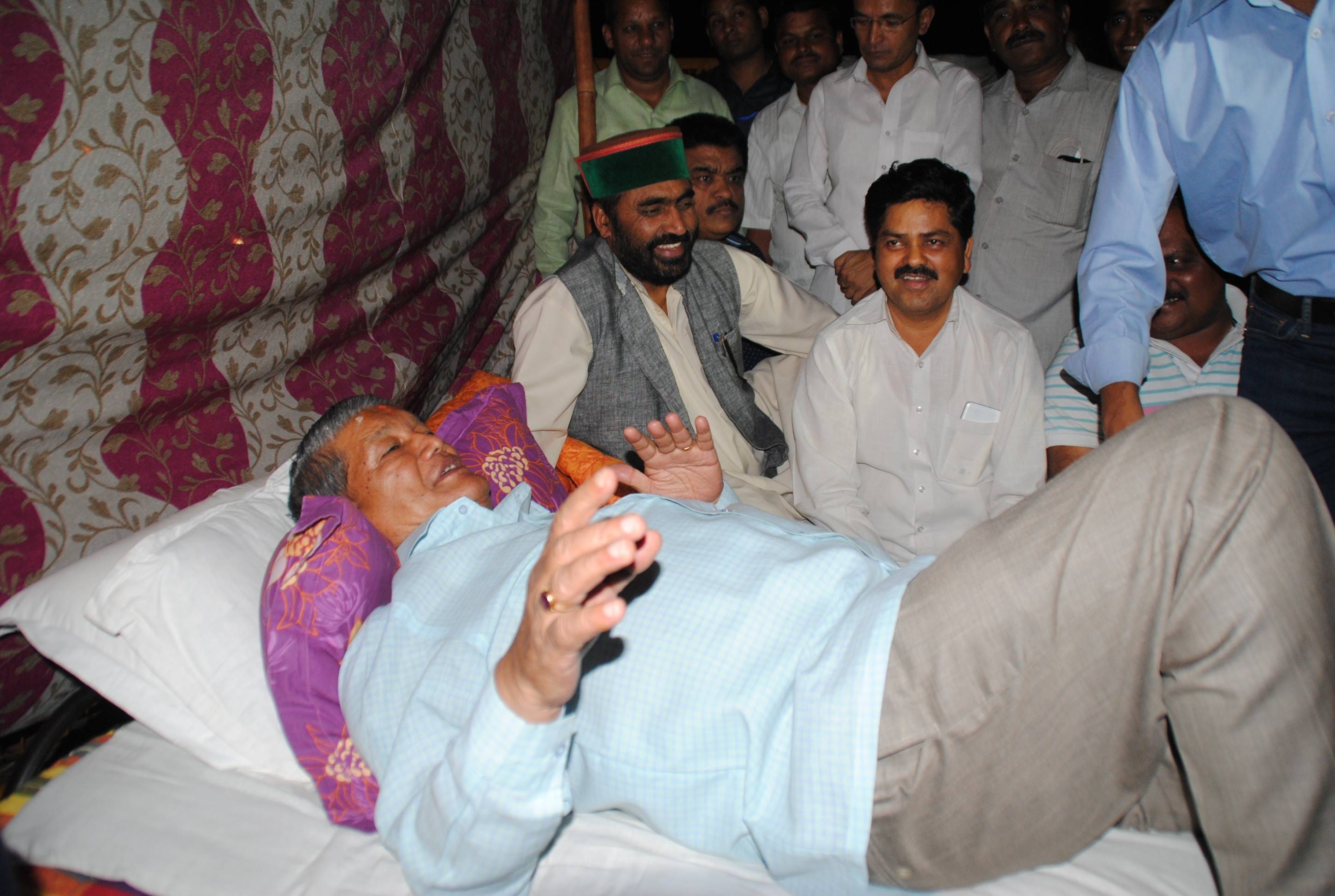 uttarakhand ex cm harish rawat slept on road