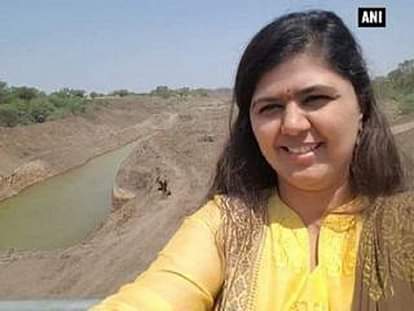 Pankaja Munde in trouble for clicking selfie in drought-hit Latur 