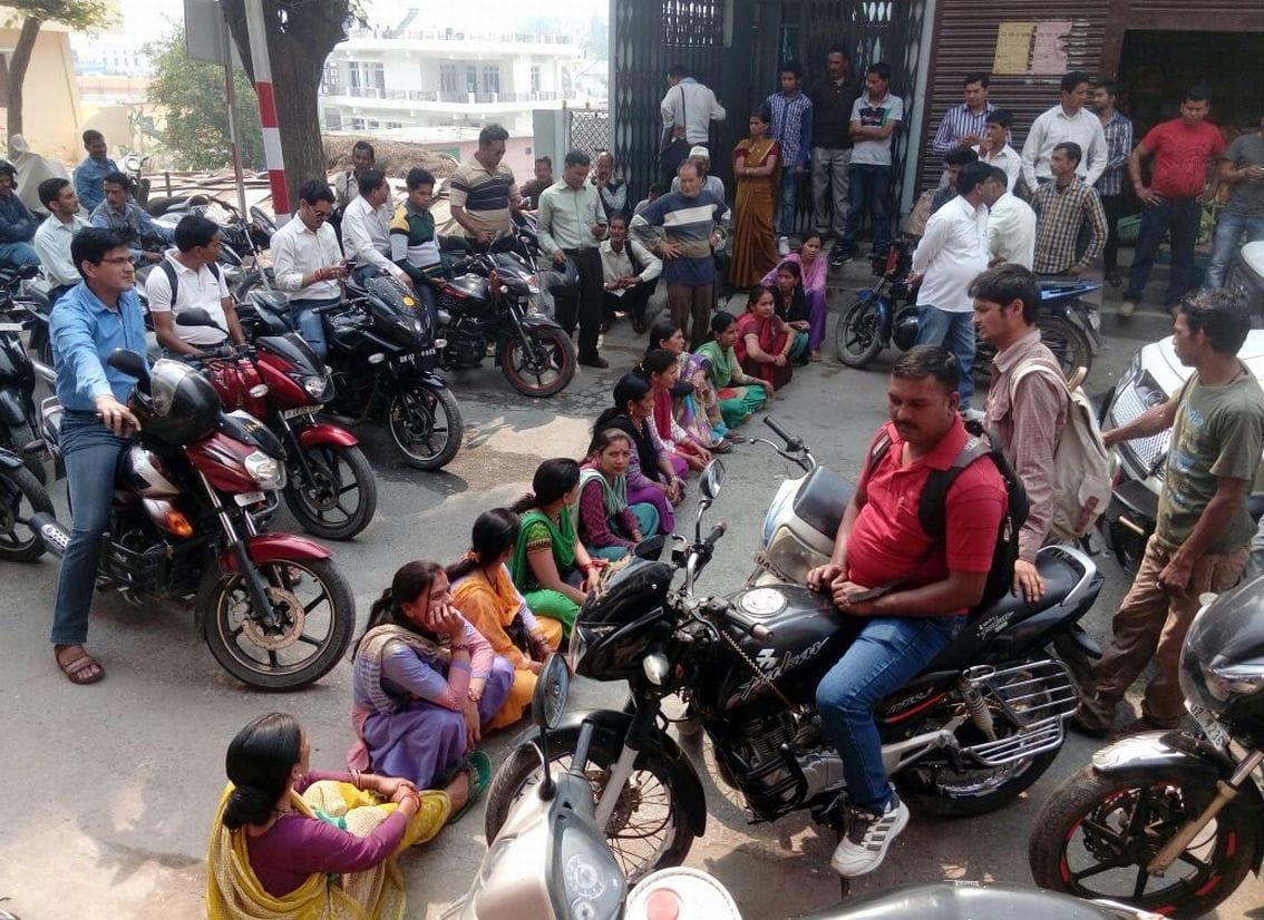 women protest for water