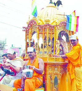 The grand procession of flowers welcome
