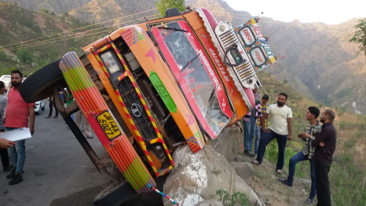 Mini bus turnaround, eight injured