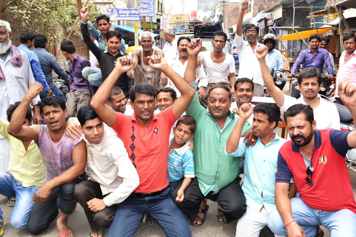 Traders were jammed against dirt Pcraha
