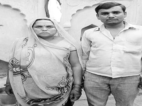 cash and jwellery looted from mother and son