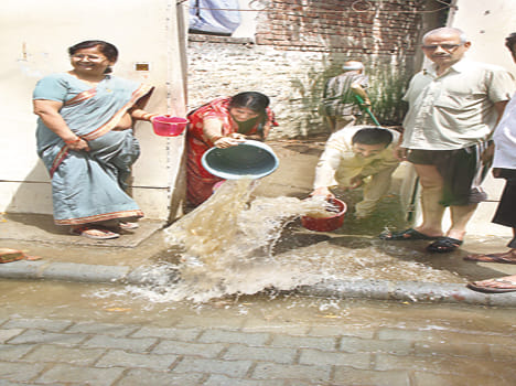 पब्लिक बूंद-बूंद को तरसे, लाइनों से पानी बरसे