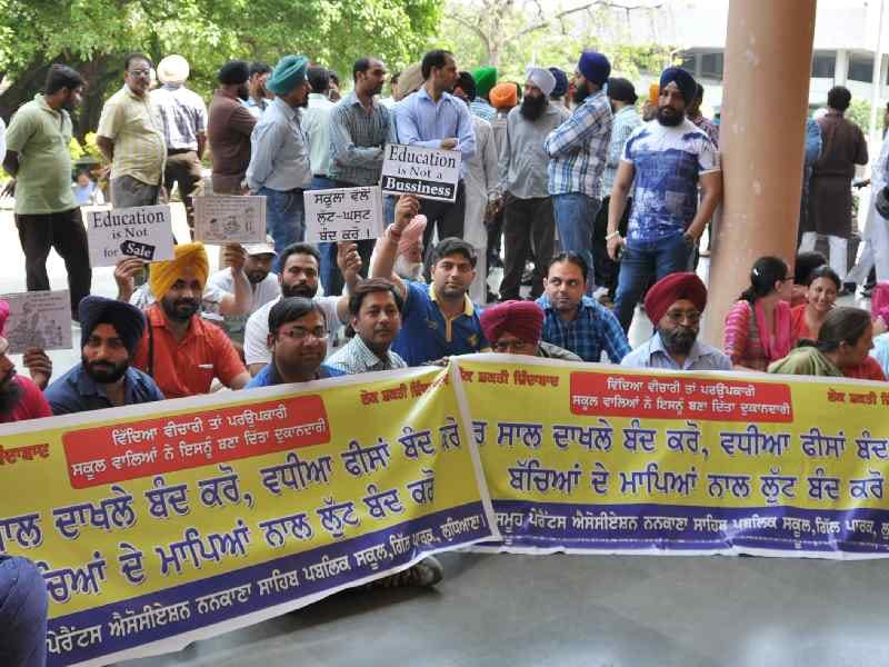 school parents protest, dc time 2 day, ludhiana