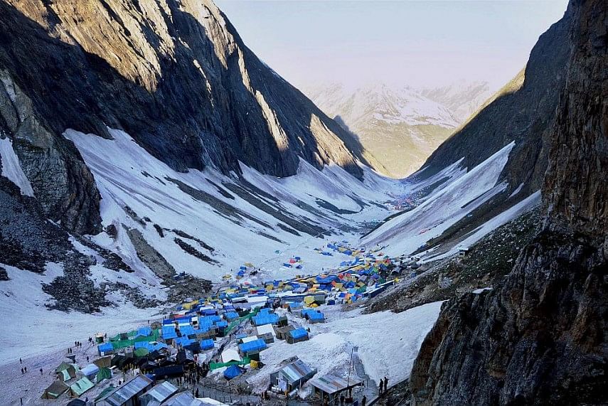 Amarnath Yatra : भारी बारिश और बर्फबारी के कारण अमरनाथ यात्रा दूसरे दिन भी रोकी, 65 हजार से अधिक यात्री फंसे