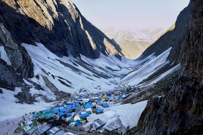 Amarnath Yatra : भारी बारिश और बर्फबारी के कारण अमरनाथ यात्रा दूसरे दिन भी रोकी, 65 हजार से अधिक यात्री फंसे Due to heavy rain and snowfall, Amarnath Yatra stopped on the second day