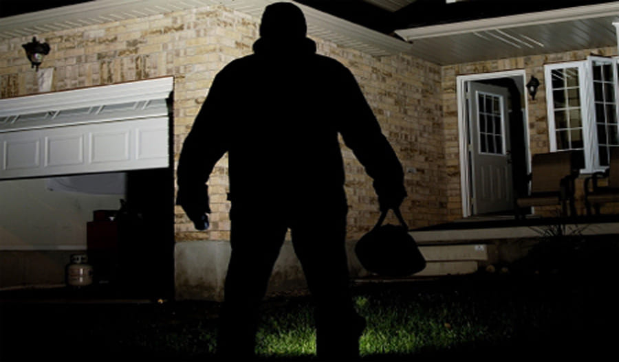 Burglars raid home insurance agent said in Gudria