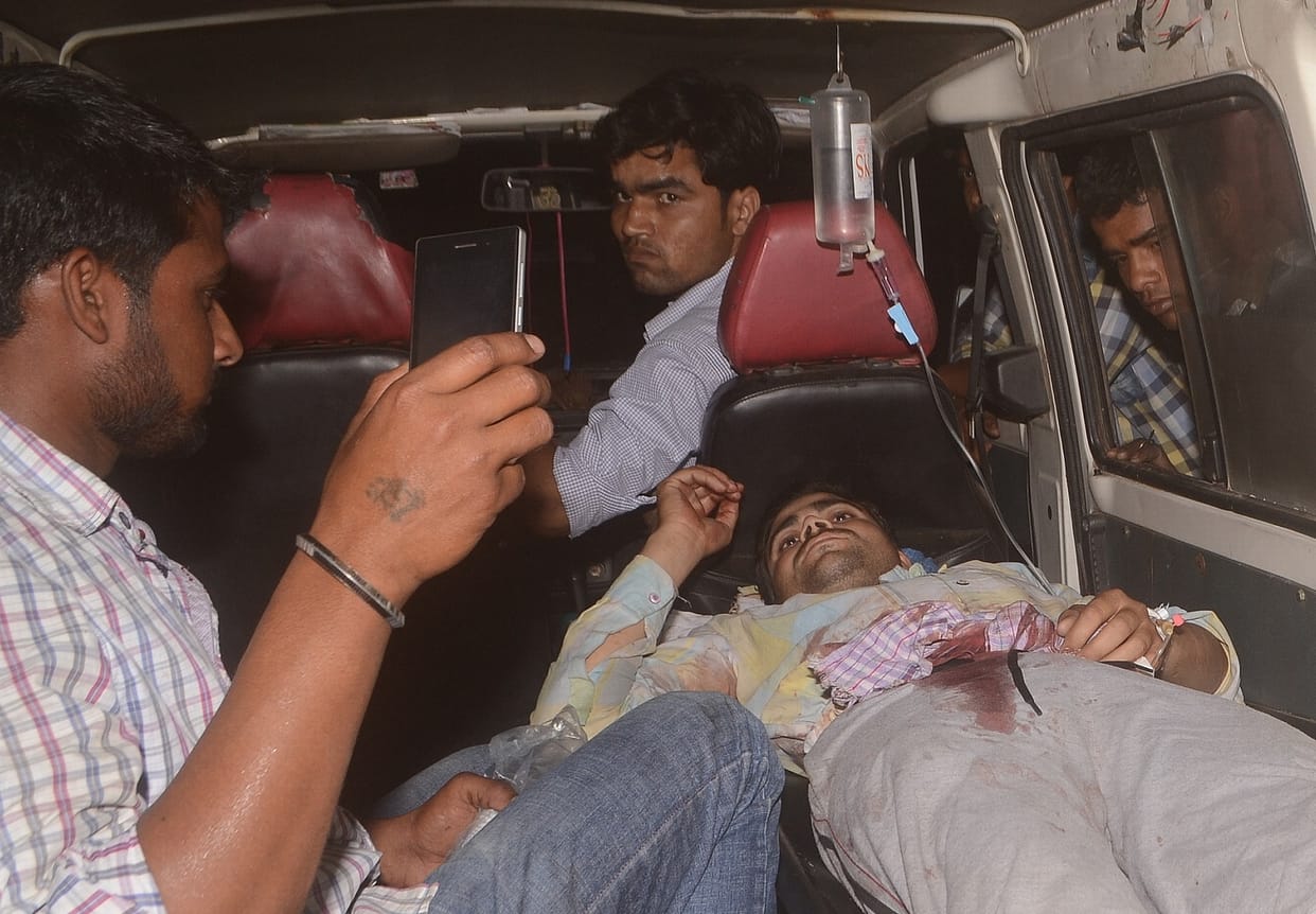 eta mein sipaahee ne yuvak ko golee maaree, bheed ne vaahan phoonke