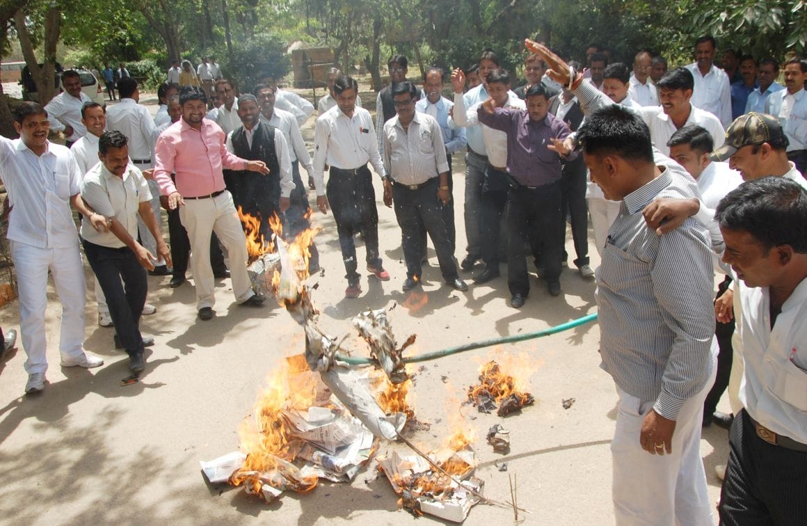 DM blocked the functioning of lawyers burned an effigy of