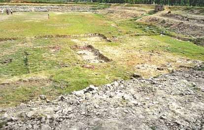 सूखा तालाब।