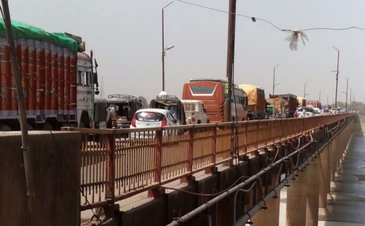 Traffic system collapsed, blocking every intersection Tirahe