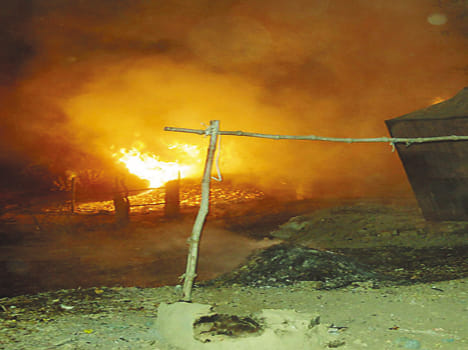 Fire burns five kiosks and five-cylinder torn
