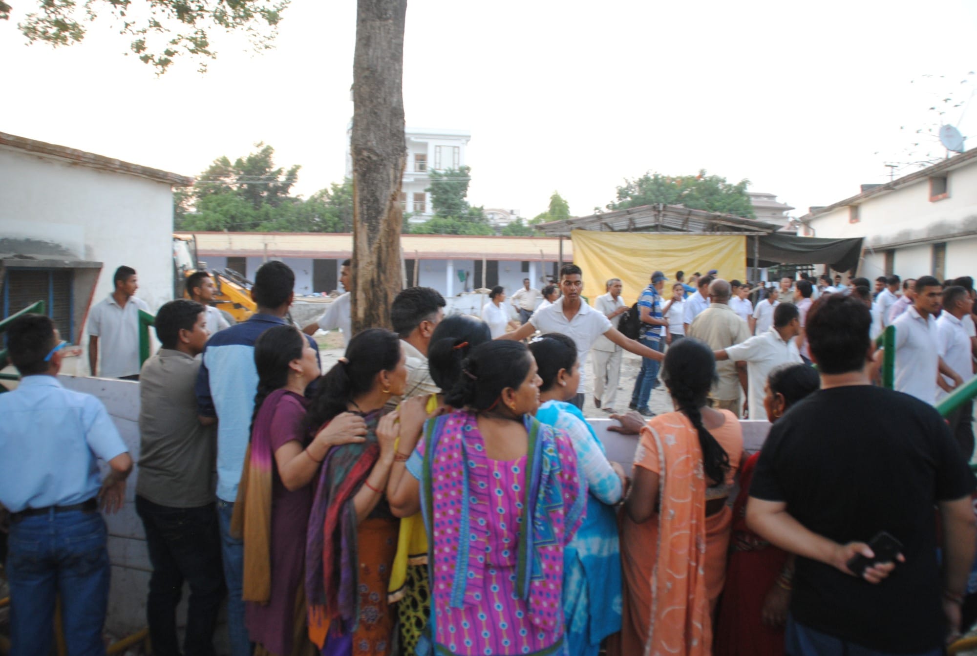 shaktimaan funeral, people crying to see dead body.