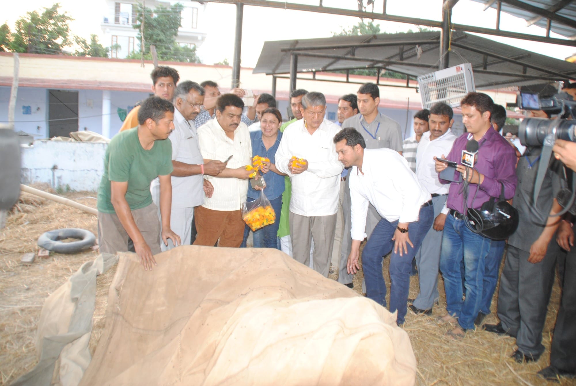 shaktimaan funeral, people crying to see dead body.