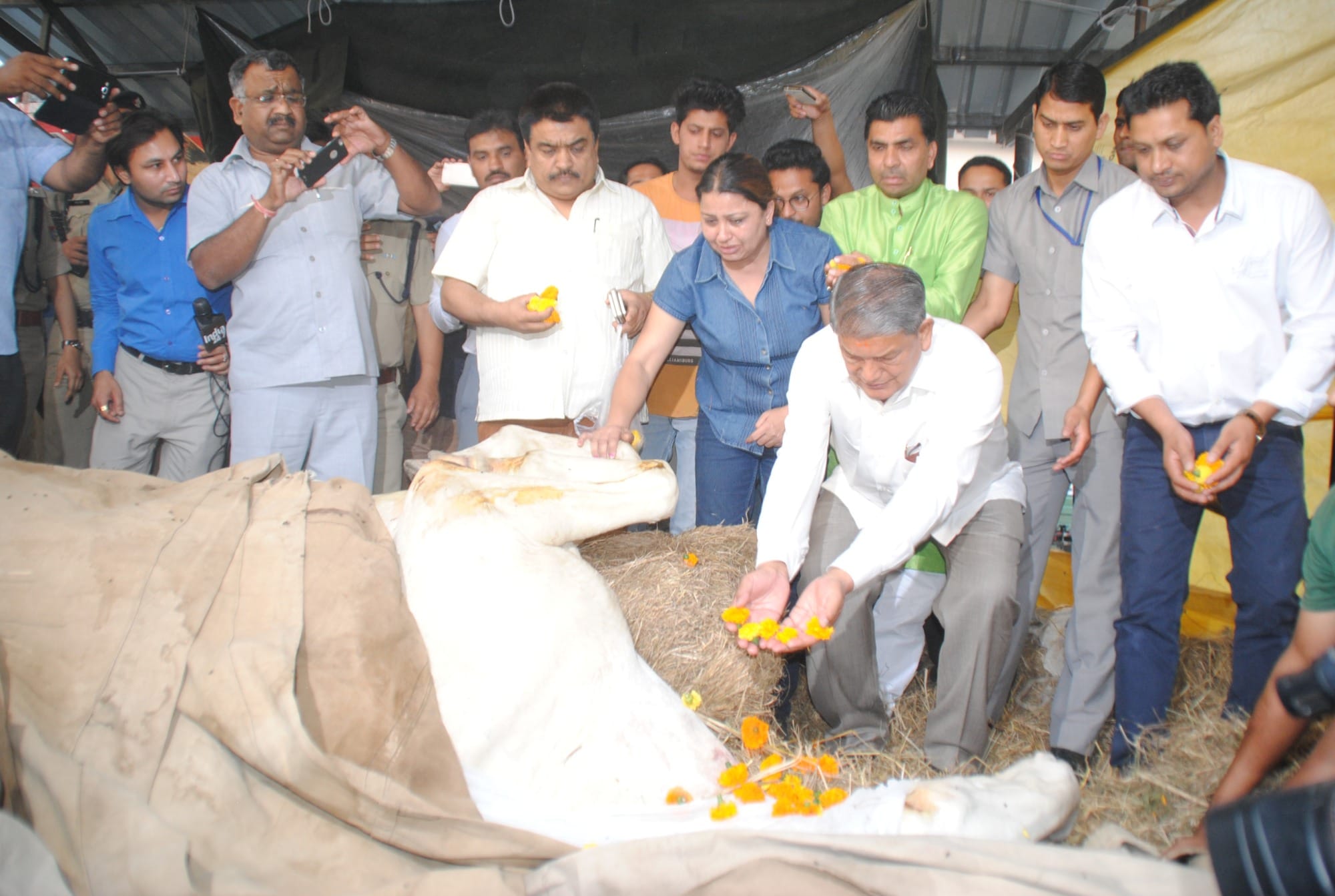 shaktimaan funeral, people crying to see dead body.