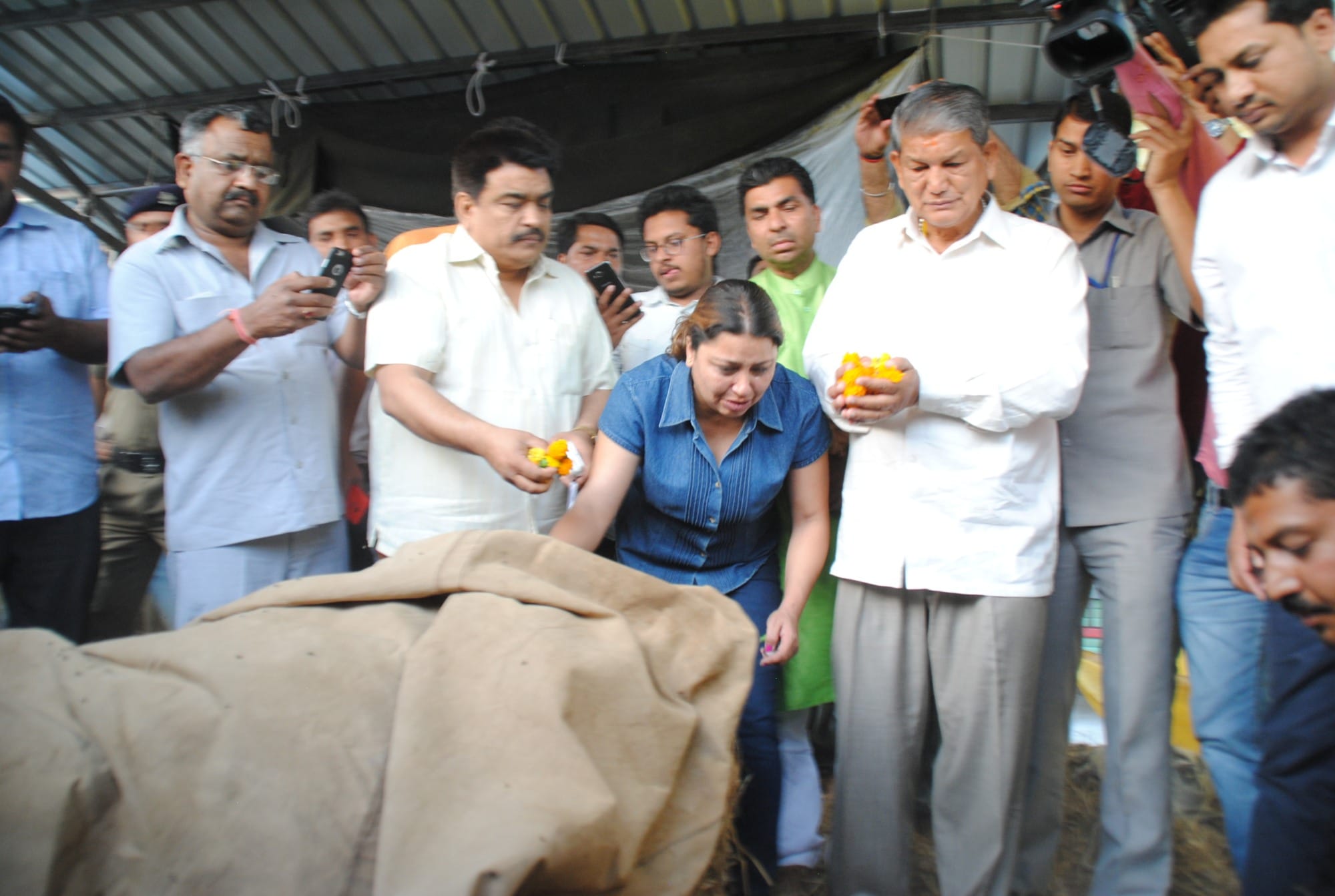 shaktimaan funeral, people crying to see dead body.