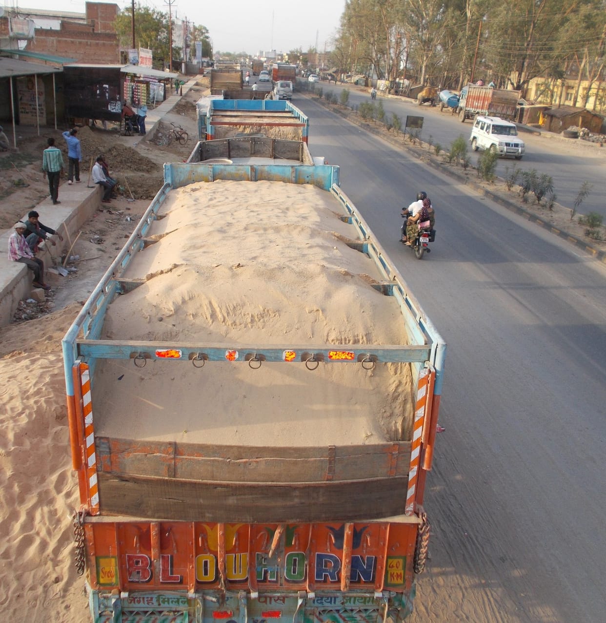 Sand- filled trolley deliver the head