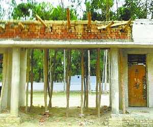 Not completed building, walls cracked