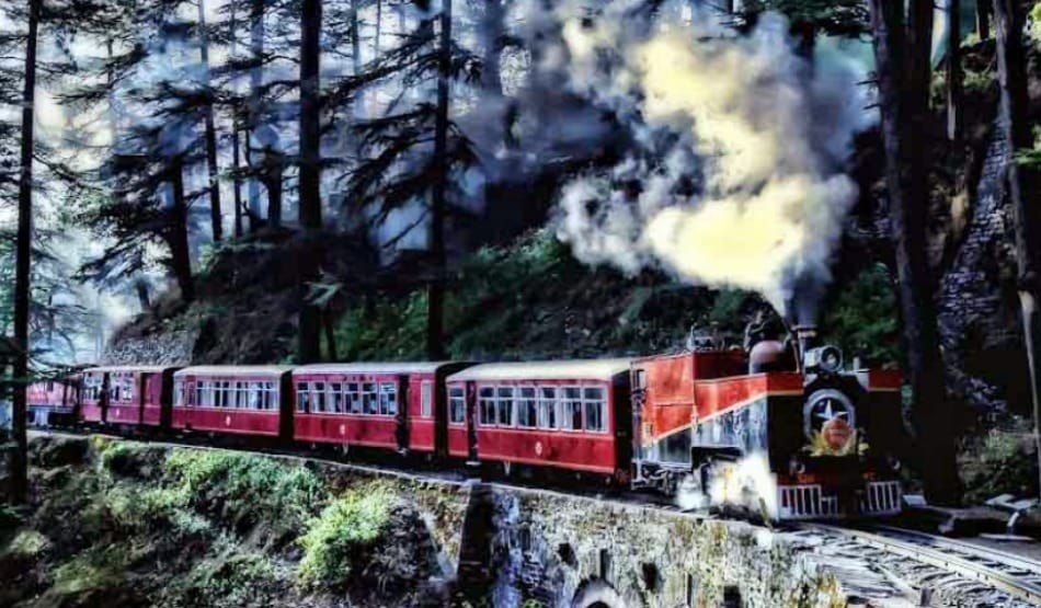 kalka to shimla toy train full to tourist in summer
