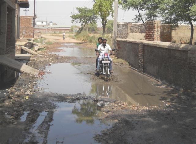 Traffic stopped on route from waterlogging Rgnia