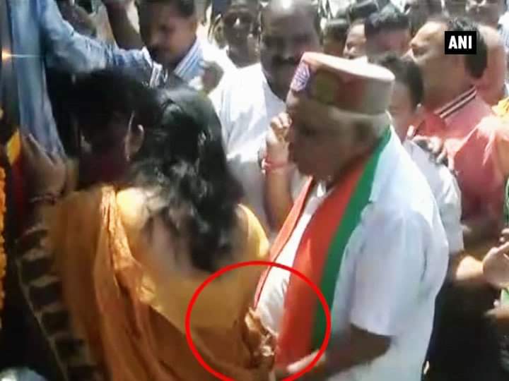 बाबूलाल गौर ने महिला को गलत ढंग से छूआ