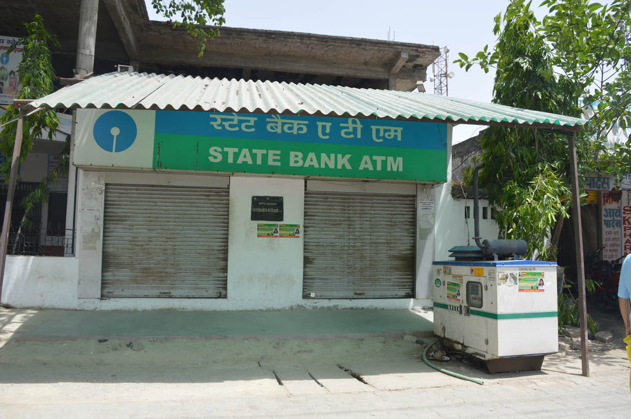 Long queues at ATMs of banks from closure
