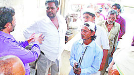 The two sides clash, five injured