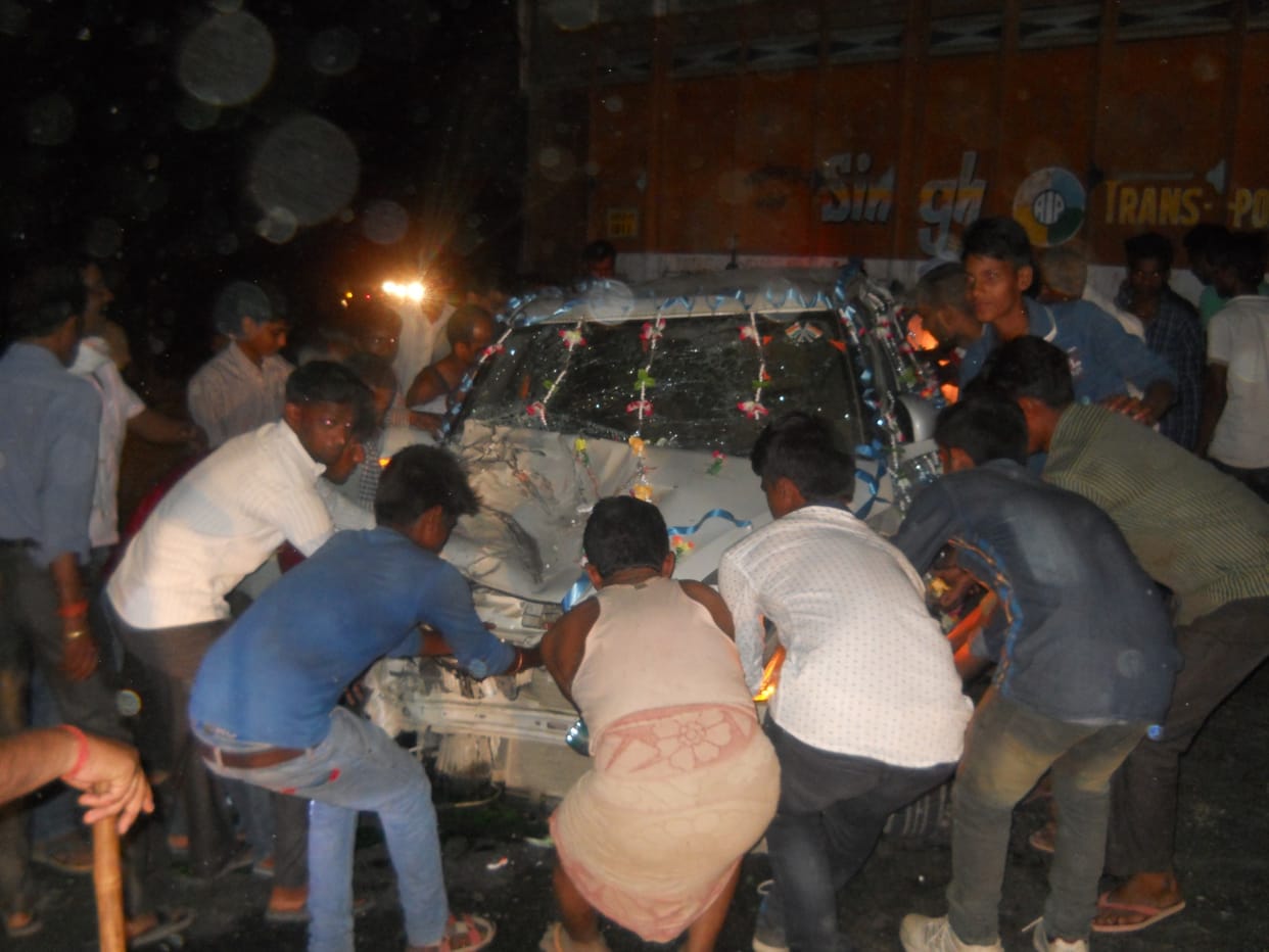 Eight injured in a road accident, including the groom