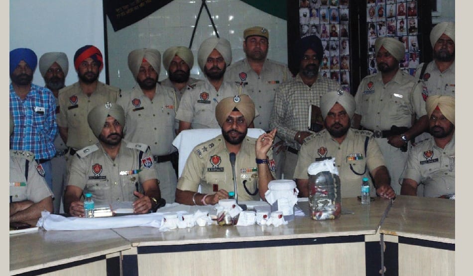 encounter with gangster and heroin of 5 crore seized at border