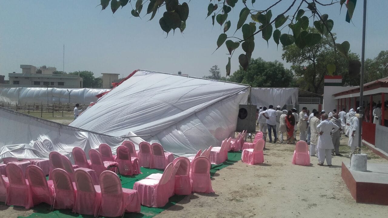 tent fell down in amethi   during rahul gandhi visit